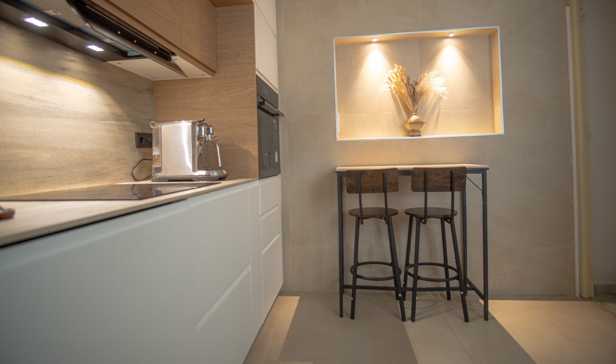 Cocina equipada y espacio compartido con luz natural